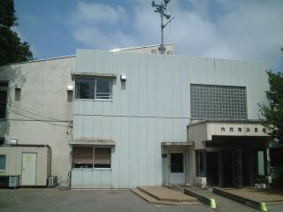 薄い青色の外壁の内牧南公民館の外観写真（「内牧南公民館」のページへリンク）